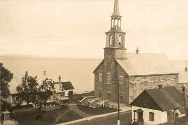 Accueil - Église (n/b)